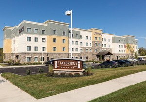 Free Breakfast. Pool. Shared BBQ. 30 Min to Oakland Zoo!