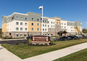 Free Breakfast. Pool. Shared BBQ. 30 Min to Oakland Zoo!