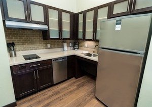 Free Breakfast. Pool. Shared BBQ. 30 Min to Oakland Zoo!