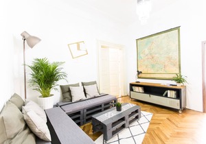 Friday Songs' spacious 3 room apartment, by Charles bridge and Prague Castle.