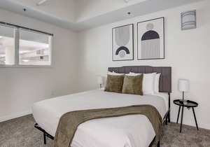 Frontdesk | 2 BR Apt by Soldiers/Sailors Monument