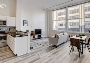 Frontdesk | 2 BR Apt by Soldiers/Sailors Monument