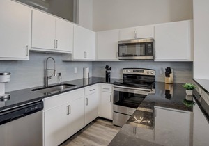 Frontdesk | 2 BR Apt by Soldiers/Sailors Monument