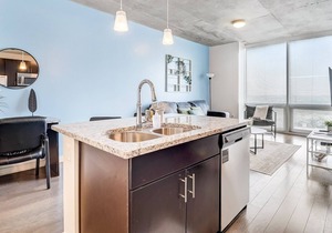 Frontdesk | Bright 1BR Apt in Uptown w/ Parking