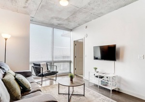 Frontdesk | Bright 1BR Apt in Uptown w/ Parking