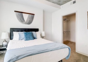 Frontdesk | Bright 1BR Apt in Uptown w/ Parking