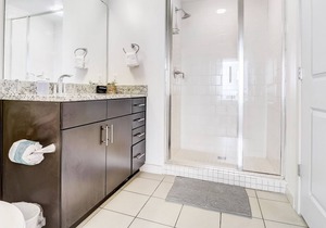 Frontdesk | Bright 1BR Apt in Uptown w/ Parking