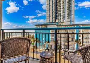 Fully Renovated King Suite! Perfect For 2 Guests! Private Balcony