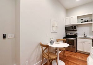 Gallery Stays - Parkside Suite - Luxury King Bed