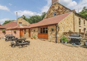 KITCHEN COTTAGE, romantic, with a garden in Thirsk