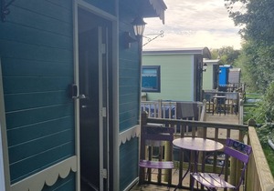 Glamping Hut - Riverview 3