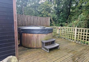 Glamping Hut - Sleeps 2 hot tub & parking