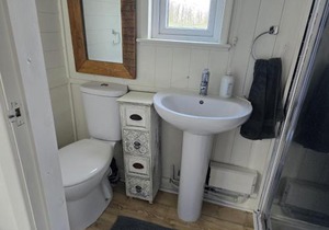 Glamping Hut - Sleeps 2 hot tub & parking