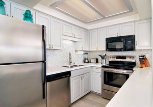 Gorgeous 2 Bedroom on the beach with Pool