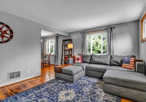 Gorgeous 2 Bedroom Upper Apartment with Free Parking in North Buffalo