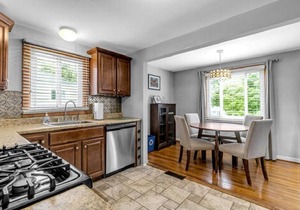 Gorgeous 2 Bedroom Upper Apartment with Free Parking in North Buffalo