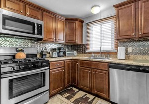 Gorgeous 2 Bedroom Upper Apartment with Free Parking in North Buffalo