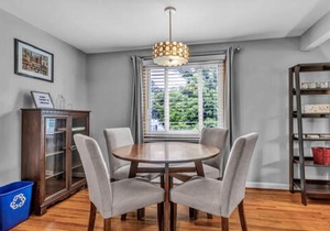 Gorgeous 2 Bedroom Upper Apartment with Free Parking in North Buffalo