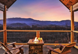 GORGEOUS Luxury VIEW Cabin! Theater & Game Room! Huge Decks! Fire Pits! Hot Tub!