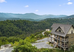 GORGEOUS Luxury VIEW Cabin! Theater & Game Room! Huge Decks! Fire Pits! Hot Tub!