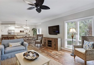 Gorgeous oceanside villa located on the first floor - Short walk to the beach