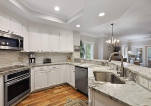 Gorgeous oceanside villa located on the first floor - Short walk to the beach