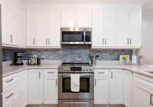 Gorgeous, Renovated 3 BR, 3 BA Villa! Bike to the beach! Amenity Cards!