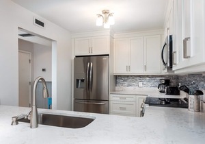 Gorgeous, Renovated 3 BR, 3 BA Villa! Bike to the beach! Amenity Cards!