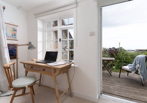 Granite Cottage in Newlyn with Sea Views & Garden