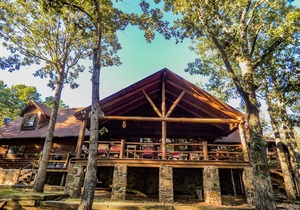 Greers Ferry Lakefront Lodge on 5.5 Acres, Sleeps 18!