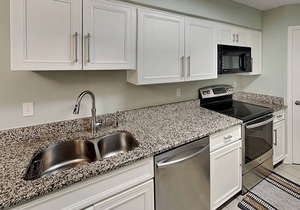 Ground Floor Condo w. Patio, Community Pools + Beach Access