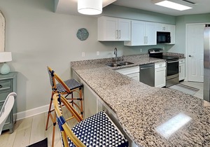 Ground Floor Condo w. Patio, Community Pools + Beach Access