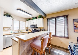 Ground-Level Condo w/Pellet Stove, Deck & Shared Hot Tub/Pool - 1 Mile to Lifts