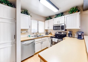 Ground-Level Condo w/Pellet Stove, Deck & Shared Hot Tub/Pool - 1 Mile to Lifts