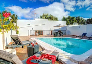 Guatiza Villa Sleeps 4 Pool WiFi