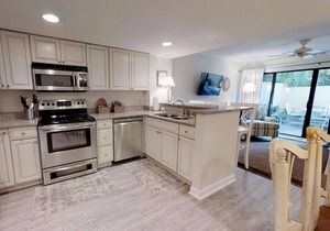 Guest Favorite! Mins to Beach & Coligny Plaza, Private Courtyard & Grill, Pool, HH Beach Club