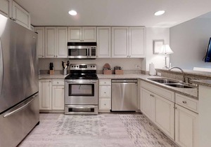 Guest Favorite! Mins to Beach & Coligny Plaza, Private Courtyard & Grill, Pool, HH Beach Club