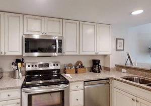 Guest Favorite! Mins to Beach & Coligny Plaza, Private Courtyard & Grill, Pool, HH Beach Club