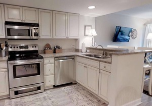 Guest Favorite! Mins to Beach & Coligny Plaza, Private Courtyard & Grill, Pool, HH Beach Club