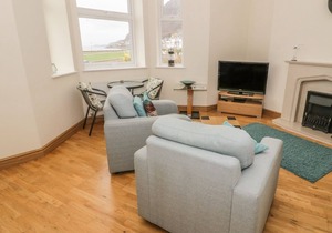 GWYLANEDD TWO, romantic, country holiday cottage in Llanfairfechan