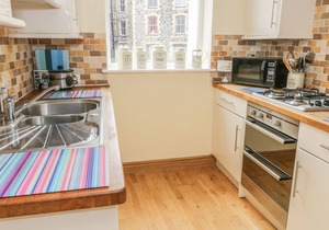 GWYLANEDD TWO, romantic, country holiday cottage in Llanfairfechan
