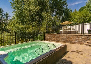 Habitat Condo 2 Bedroom Year-Round Hot Tub & Walk to Downtown Ketchum