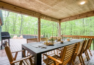 Half Moon by AvantStay 4BR Cabin w/ Large Deck & Yard w/ Patio & Outdoor Dining