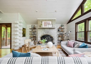 Half Moon by AvantStay 4BR Cabin w/ Large Deck & Yard w/ Patio & Outdoor Dining