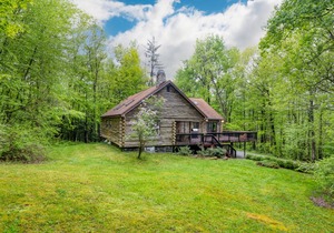 Half Moon by AvantStay 4BR Cabin w/ Large Deck & Yard w/ Patio & Outdoor Dining