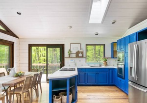 Half Moon by AvantStay 4BR Cabin w/ Large Deck & Yard w/ Patio & Outdoor Dining