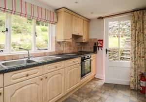 HALL BANK COTTAGE, pet friendly, with open fire in Rydal