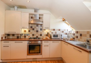 HARBOUR REACH 6, romantic, character holiday cottage in Weymouth