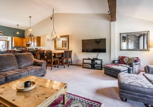 Helios S #5 - Pet Friendly 2 Bedroom 3 bathroom Townhouse, Just a short walk to Village Gondola