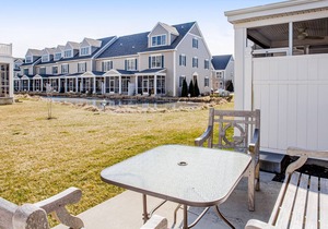 Heritage Village home a short drive to beaches with a shared pool - dogs welcome